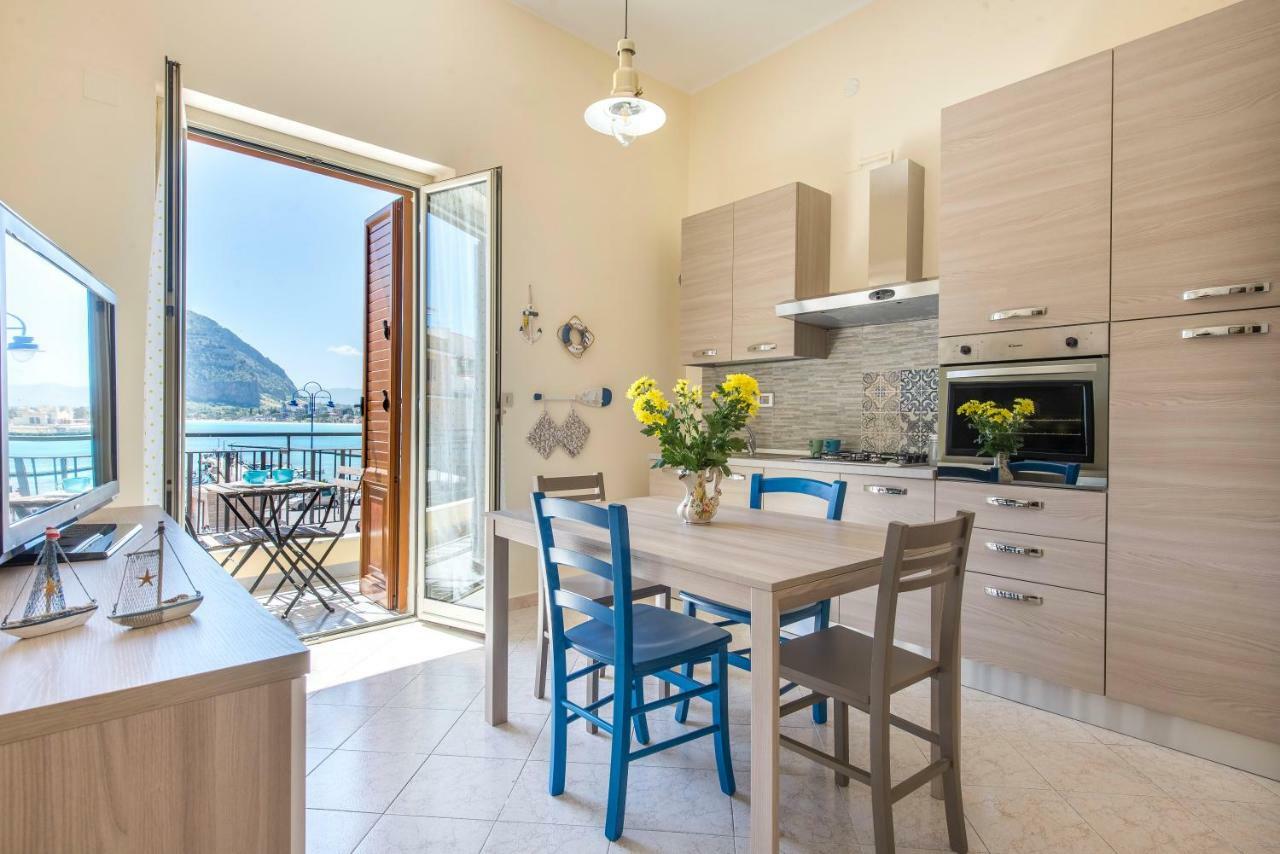 Casetta Vista Mare In Piazza A Mondello Palermo Exterior photo