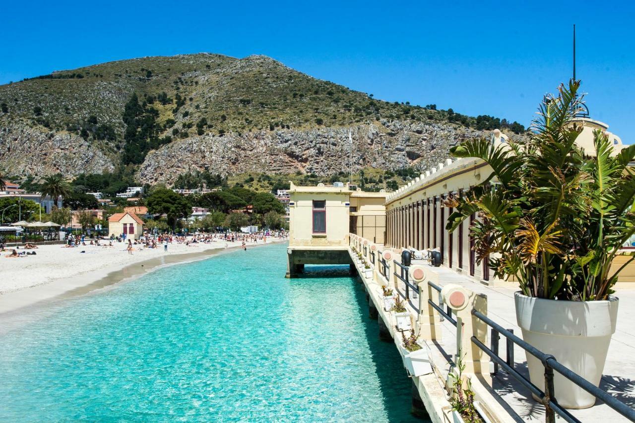 Casetta Vista Mare In Piazza A Mondello Palermo Exterior photo